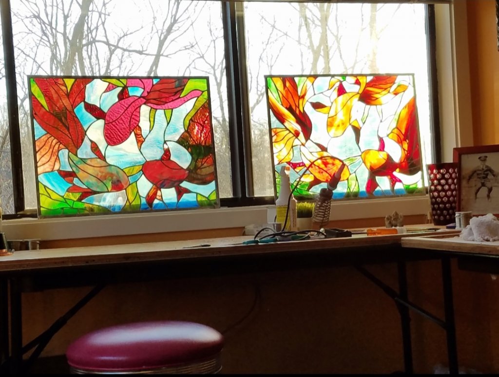 The two panels using different glass